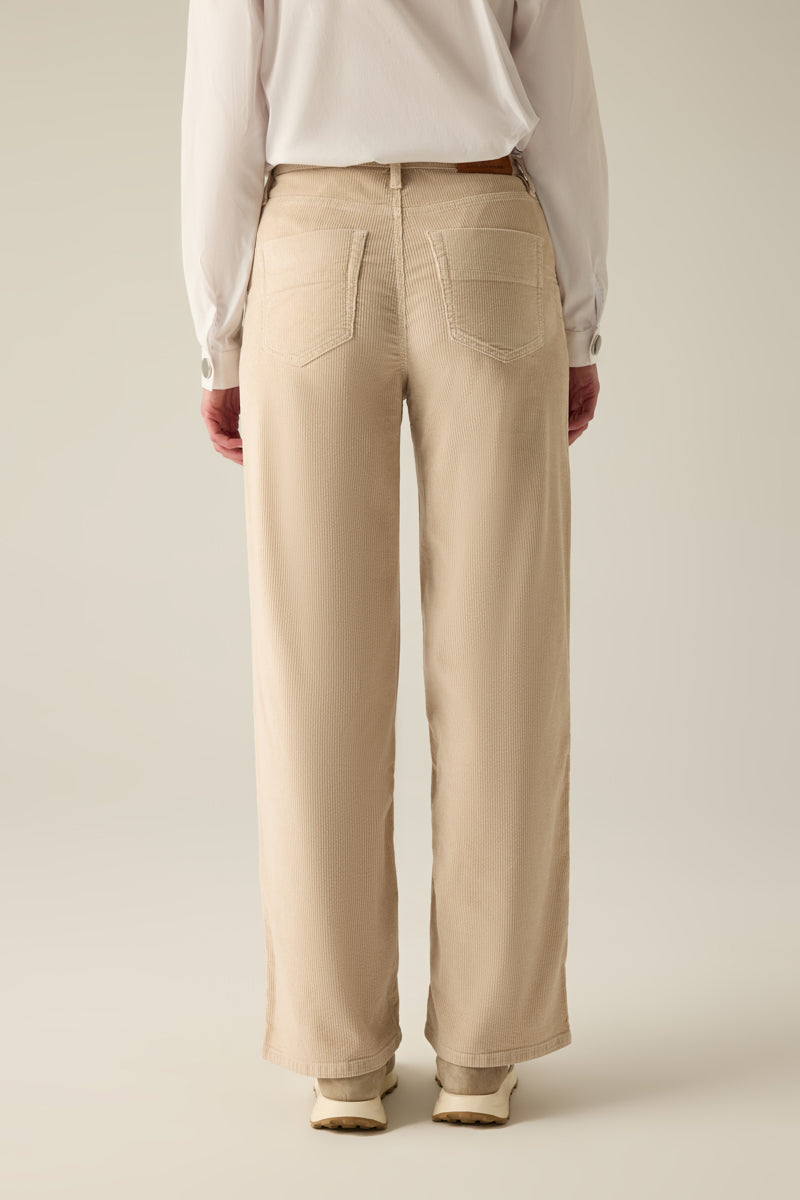 Cordhose in Gaucho-Form, Sandfarben. Lässig, cool und sportlich mit markanter Cordstruktur – Premium-Komfort für eine perfekte Figur.