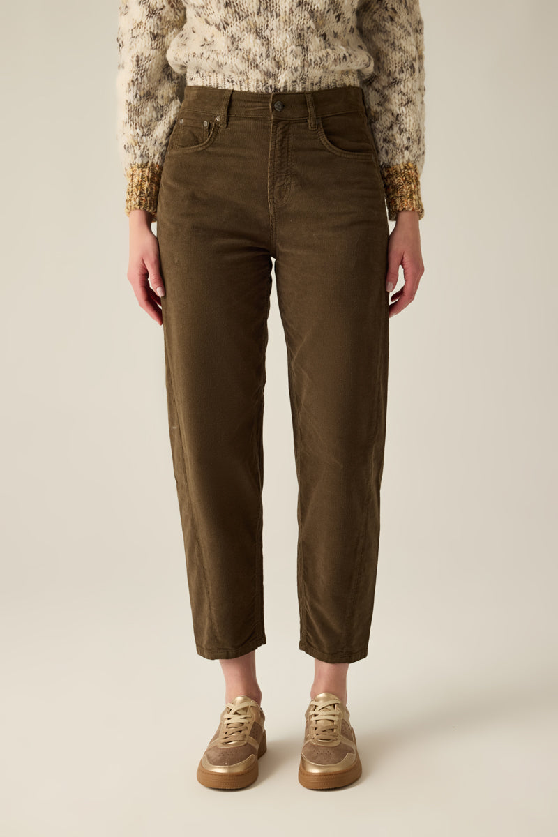 Feincordhose in Olive – sportlich und elegant zugleich. Premium-Qualität, edle Verarbeitung, inspiriert vom ãVirtual GardenÒ-Style.
