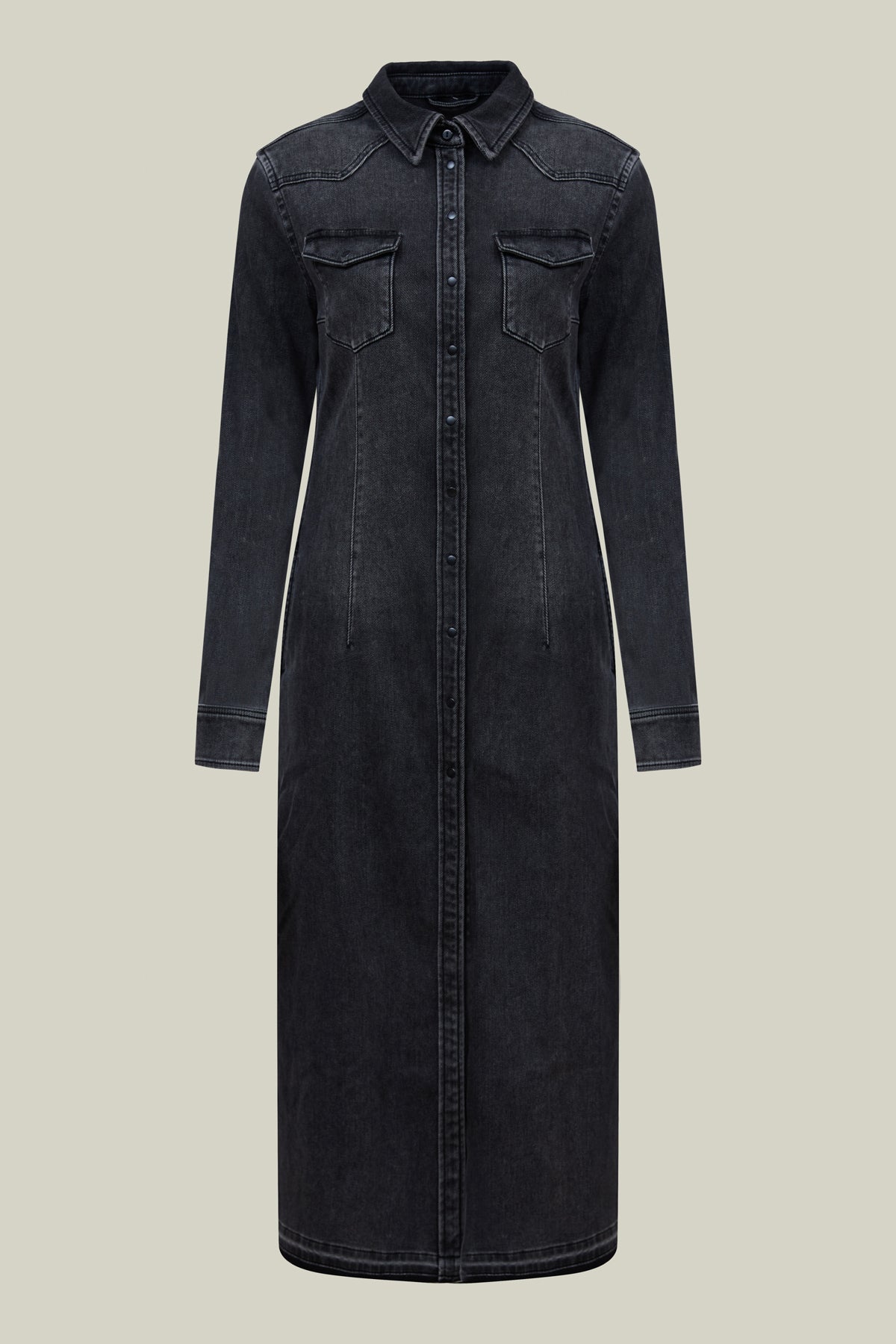 Schwarzes Premium-Jeanskleid mit Hemdkragen, langen rmeln und durchgehender Knopfleiste. Als Kleid oder Mantel tragbar – edel, modern, glamour s