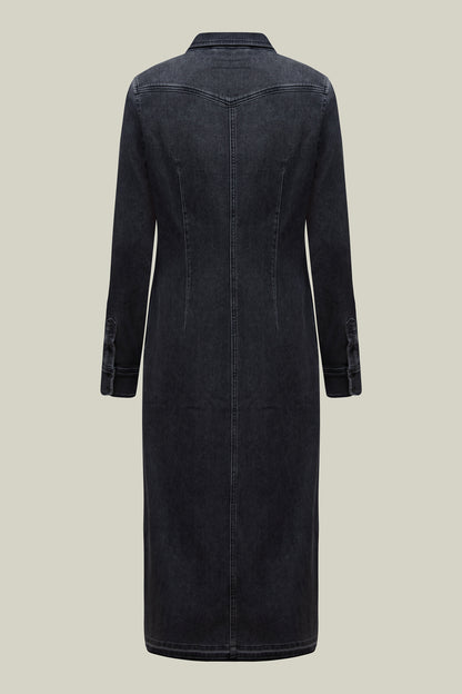 Denim dress with shirt collar.