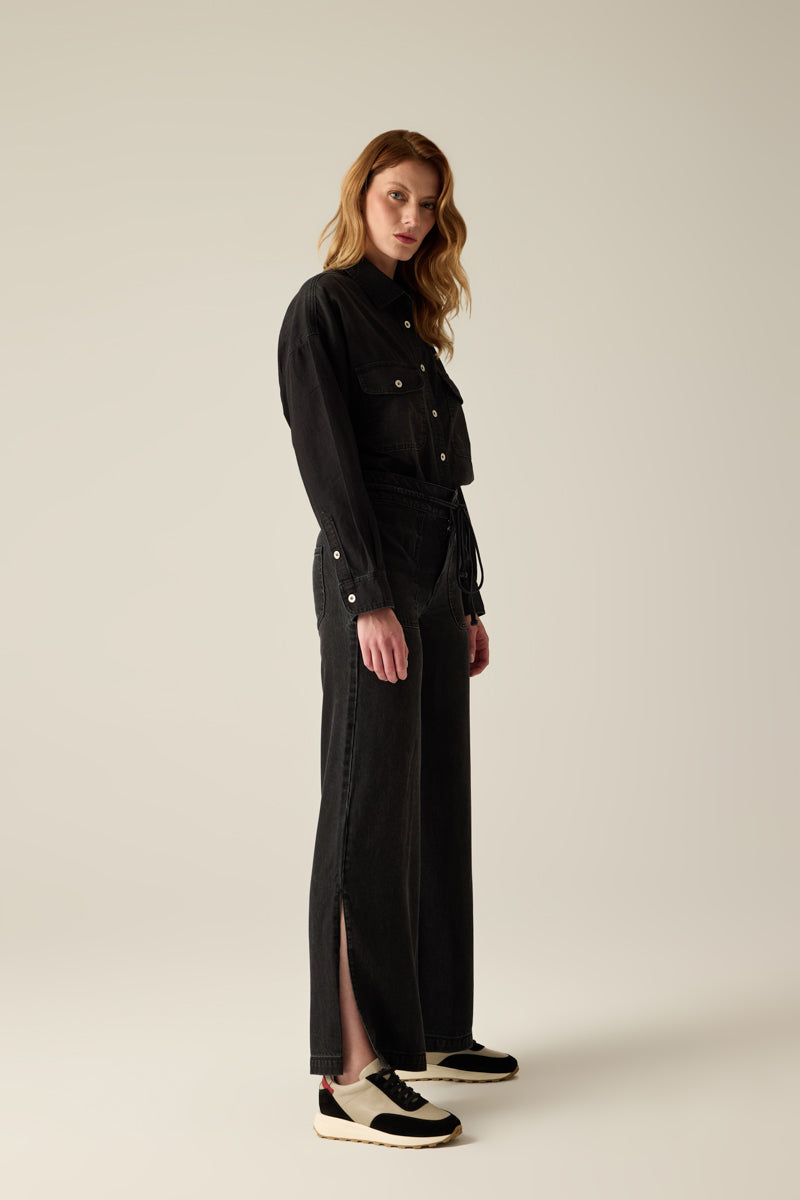 Schwarze Damen-Jeans in Gaucho-Form mit hohem Bund, Knopf, RV & Kordel. Mit großen Taschen – sportlich, raffiniert & figurschmeichelnd.