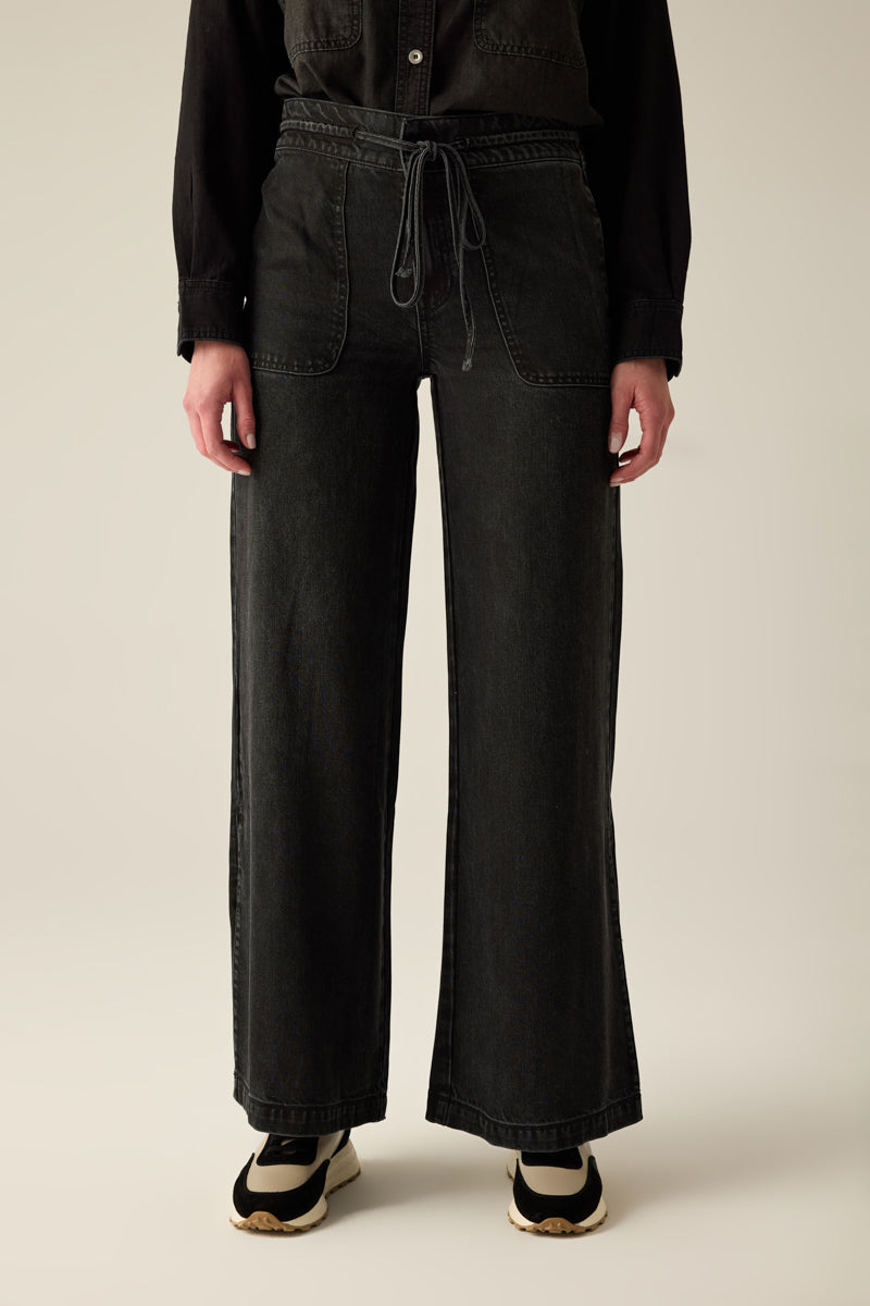 Schwarze Damen-Jeans in Gaucho-Form mit hohem Bund, Knopf, RV & Kordel. Mit großen Taschen – sportlich, raffiniert & figurschmeichelnd.