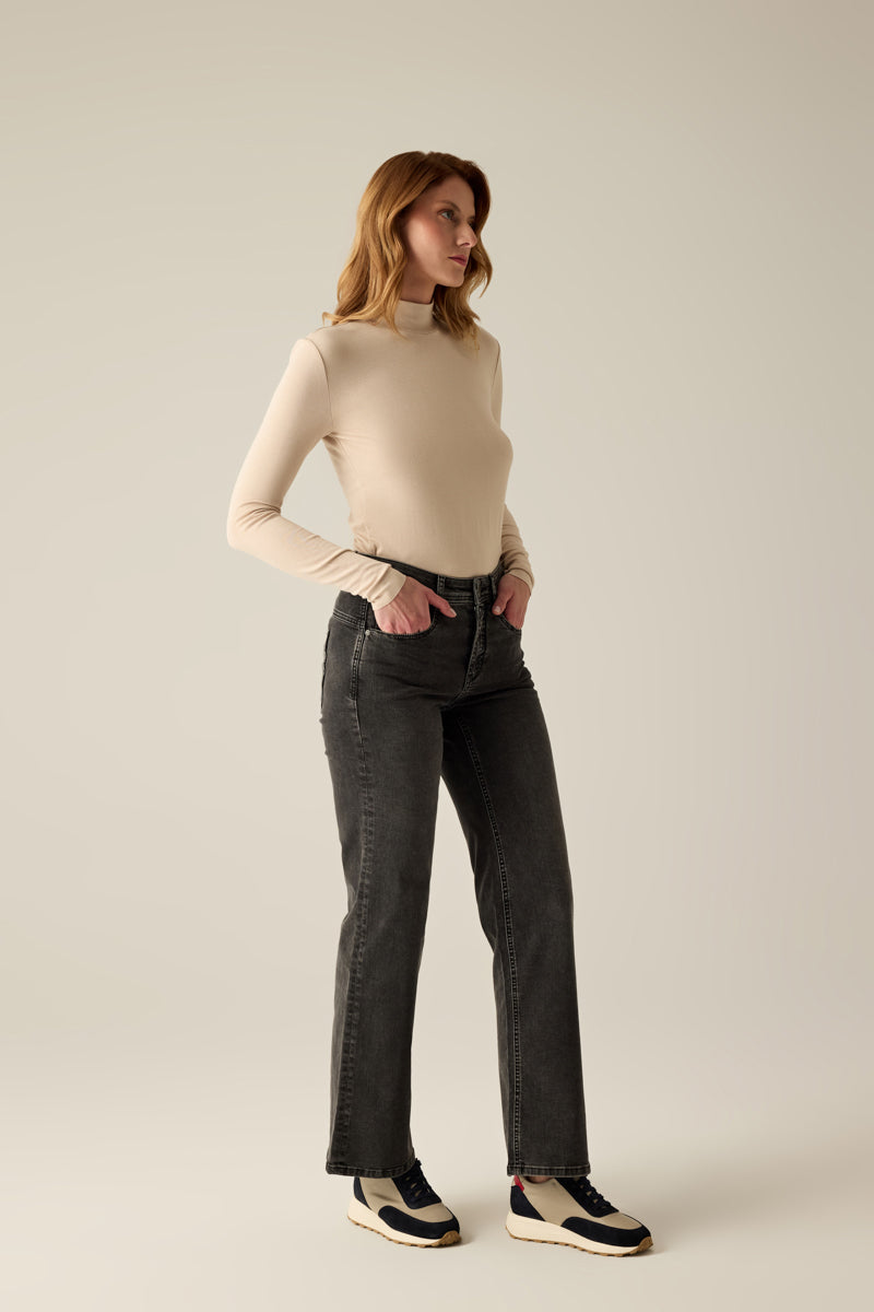 5-Pocket-Jeans in zwei Waschungen: Black Black & Light Black. Leichte Boyfriend-Form, sportlich, bequem und figurschmeichelnd.