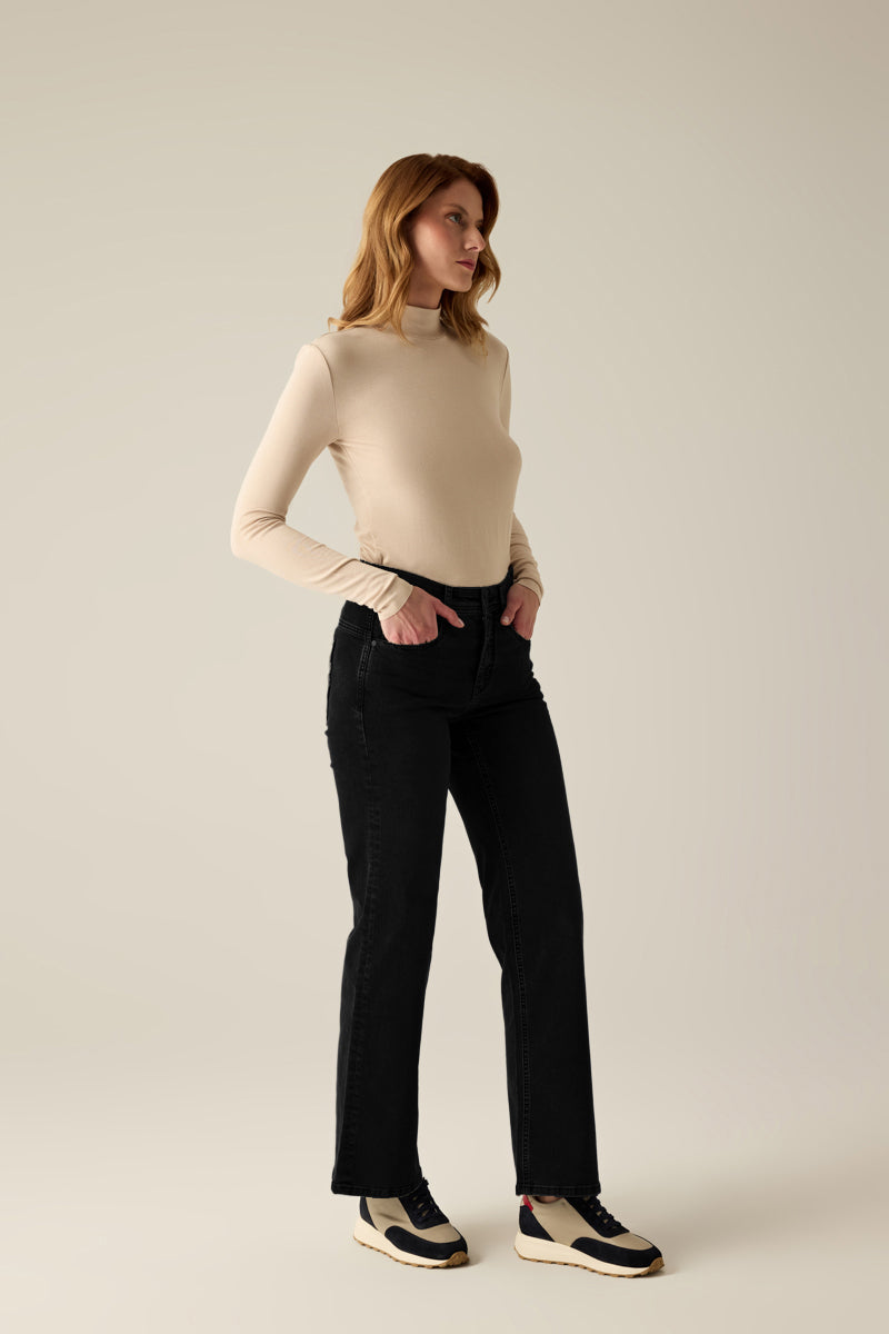 5-Pocket-Jeans in zwei Waschungen: Black Black & Light Black. Leichte Boyfriend-Form, sportlich, bequem und figurschmeichelnd.