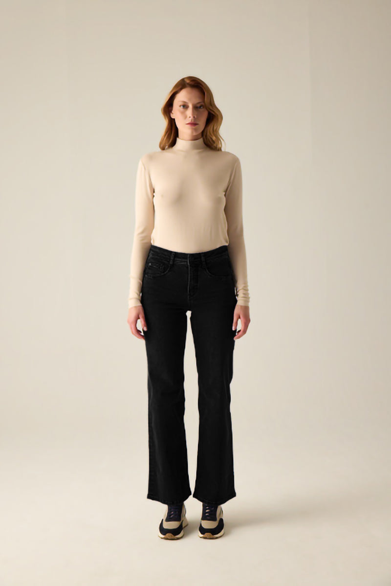 5-Pocket-Jeans in zwei Waschungen: Black Black & Light Black. Leichte Boyfriend-Form, sportlich, bequem und figurschmeichelnd.