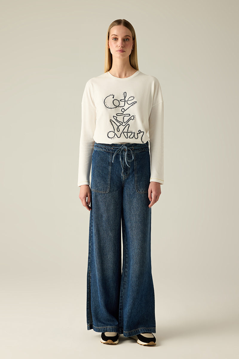 Dark Blue Denim-Hose mit Gummibund, lockerer Passform und seitlichen Schlitzen. Lässig, modern und bequem – Premium-Style für jeden Tag.