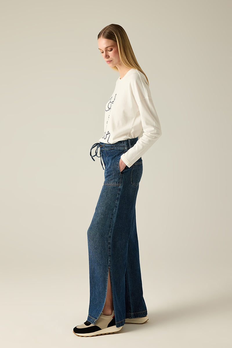 Dark Blue Denim-Hose mit Gummibund, lockerer Passform und seitlichen Schlitzen. Lässig, modern und bequem – Premium-Style für jeden Tag.
