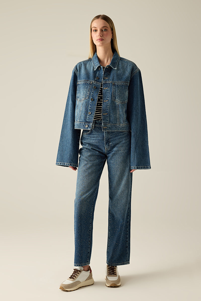Klassische Damen-Jeansjacke in Blue Denim. Zeitlos, hochwertig und vielseitig kombinierbar – ein Must-Have für jede Garderobe.