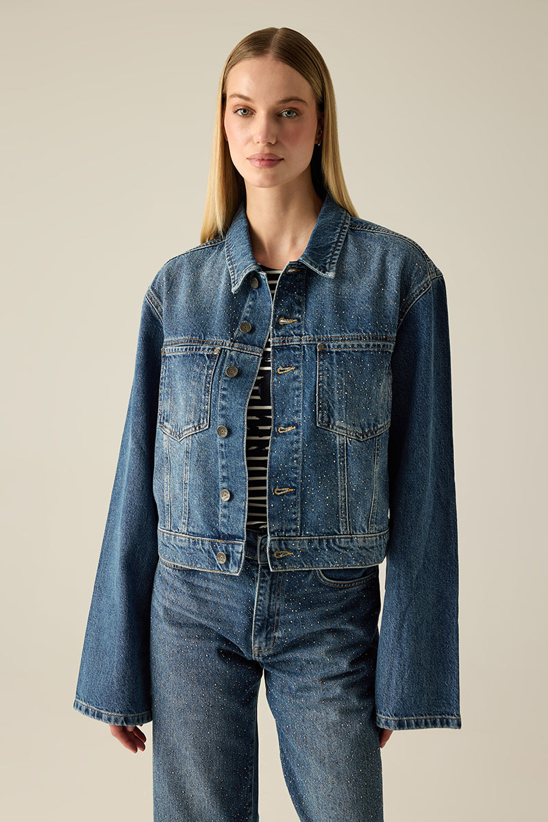 Klassische Damen-Jeansjacke in Blue Denim. Zeitlos, hochwertig und vielseitig kombinierbar – ein Must-Have für jede Garderobe.