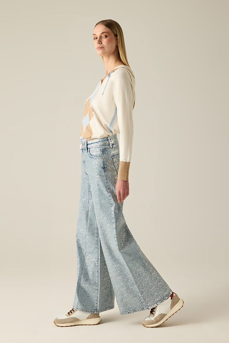 Premium Light Blue Denim Hose in Gaucho-Form mit Glitter-Finish. Elegant, sportlich & vielseitig – ein exklusives Highlight für jeden Anlass.