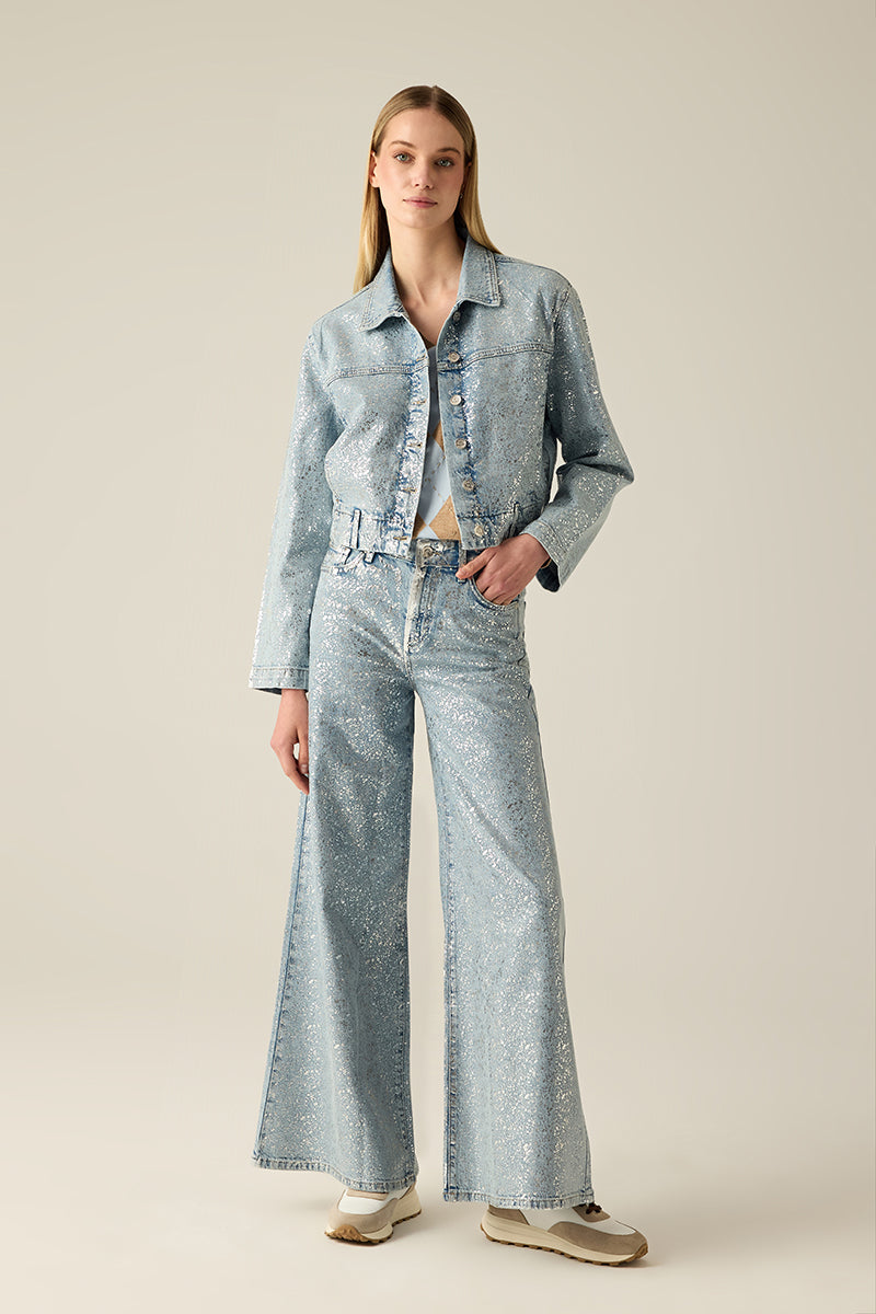 Premium Light Blue Denim Jacke mit silbernem Allover-Print und modernem Cropped-Schnitt. Glamour s, vielseitig & alltagstauglich – ein exklusives Statement-Piece.