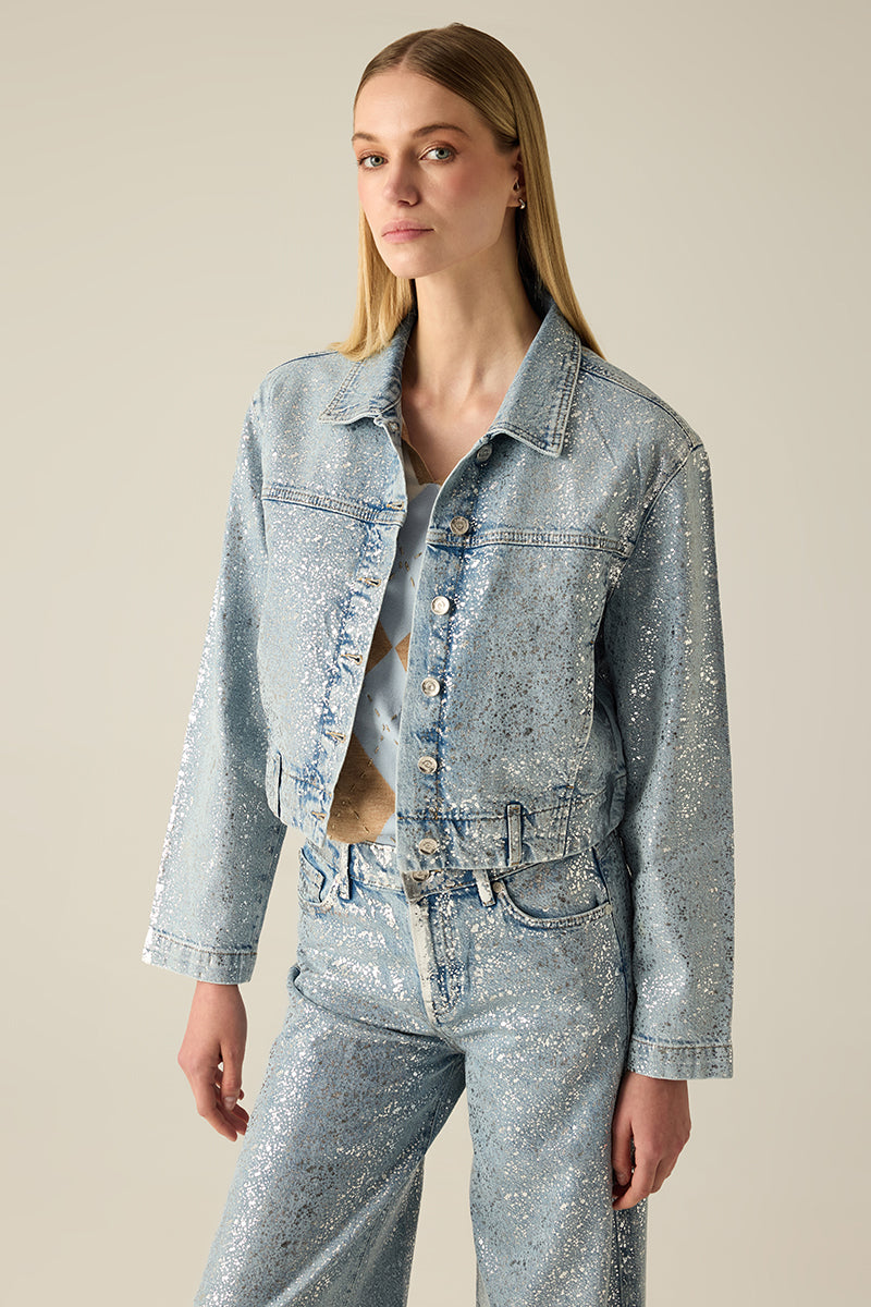 Premium Light Blue Denim Jacke mit silbernem Allover-Print und modernem Cropped-Schnitt. Glamour s, vielseitig & alltagstauglich – ein exklusives Statement-Piece.