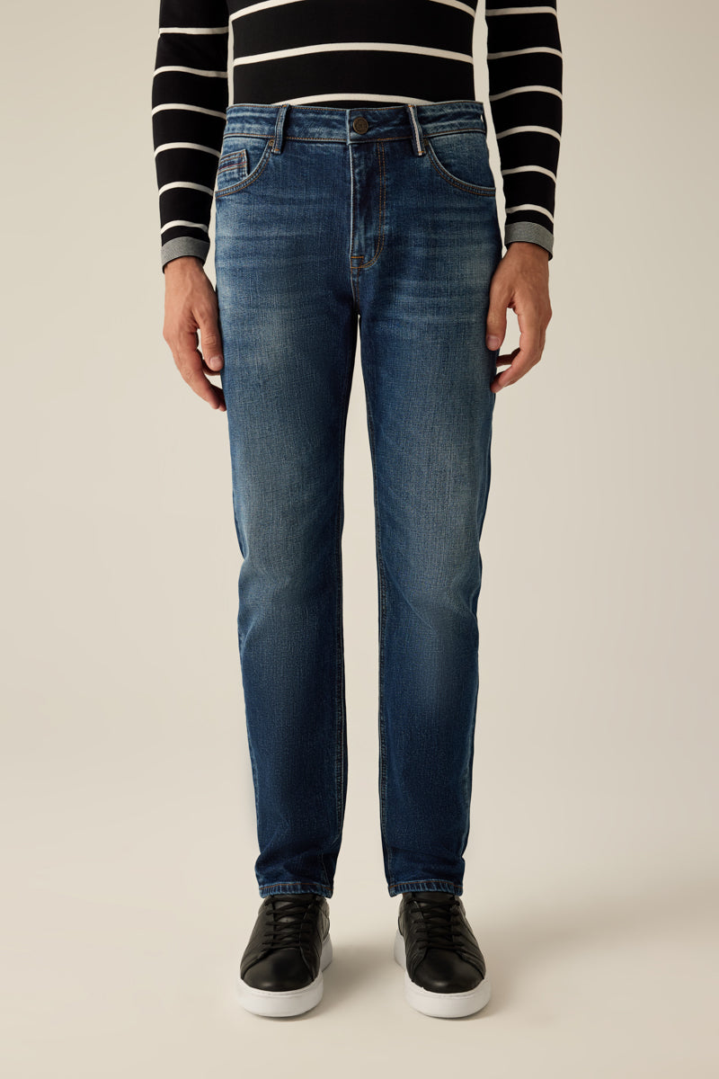 5-Pocket-Jeans in Denim-Blau mit authentischer Waschung, 1% Elasthan und krempelbarem Bein.