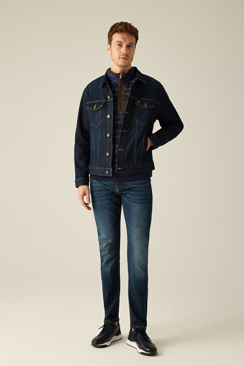 Hochwertige Jeansjacke in Dark Navy aus Premium-Materialmix – klassisch geschnitten und vielseitig kombinierbar.