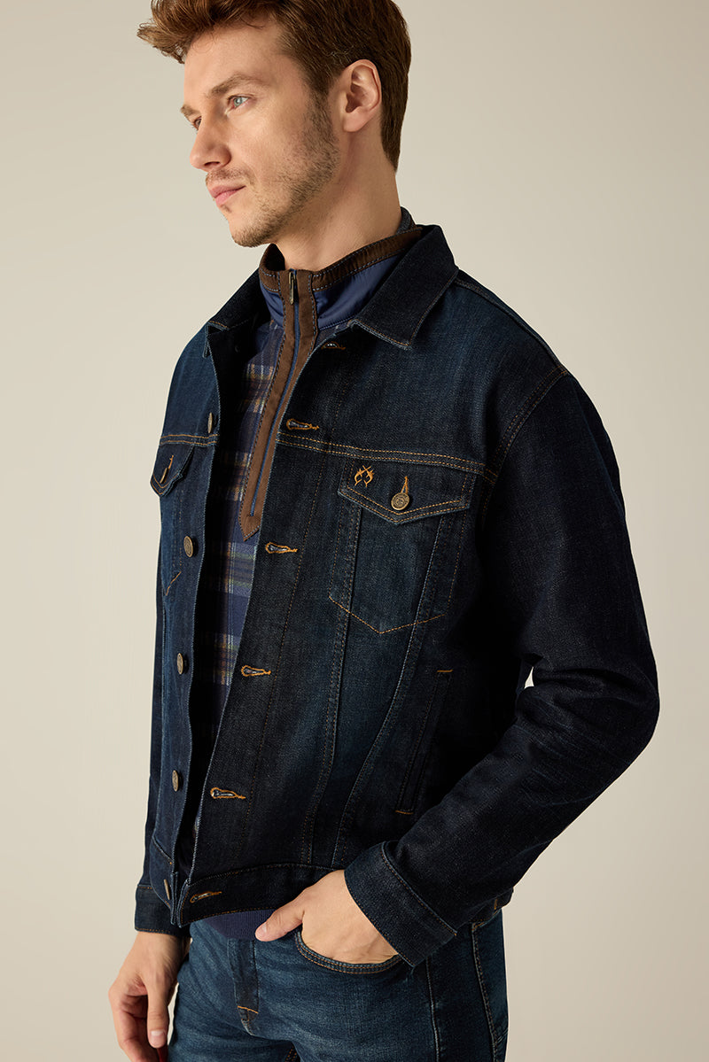 Hochwertige Jeansjacke in Dark Navy aus Premium-Materialmix – klassisch geschnitten und vielseitig kombinierbar.