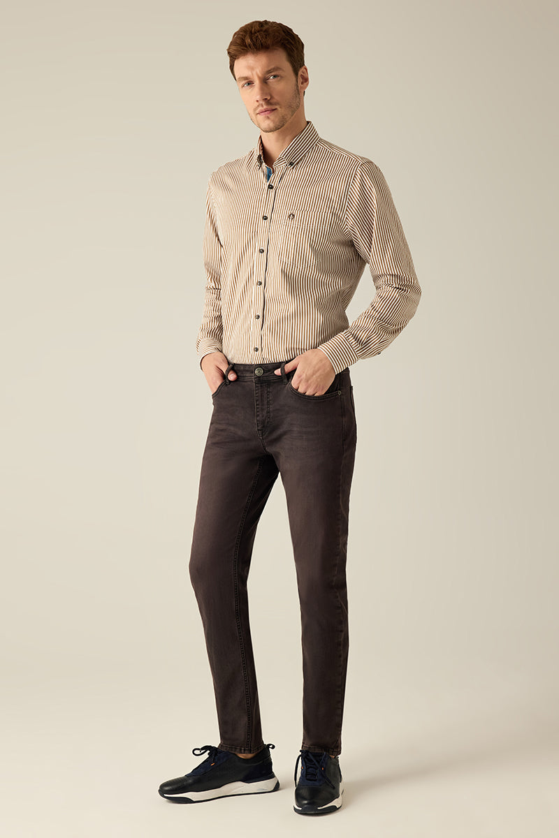 5-Pocket-Hose in Chestnut mit maskulinem Schnitt und eleganten Nähten – ein Must-have für jeden Mann.