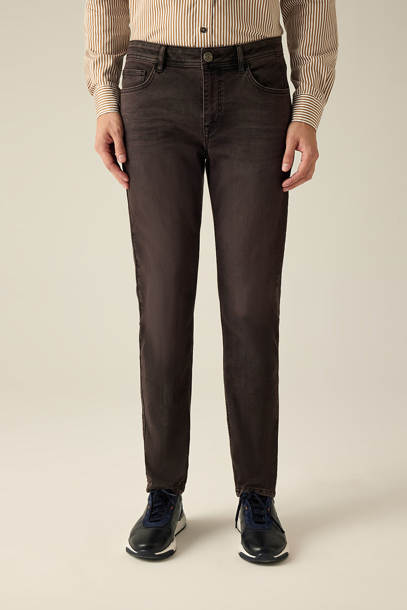 5-Pocket-Hose in Chestnut mit maskulinem Schnitt und eleganten Nähten – ein Must-have für jeden Mann.