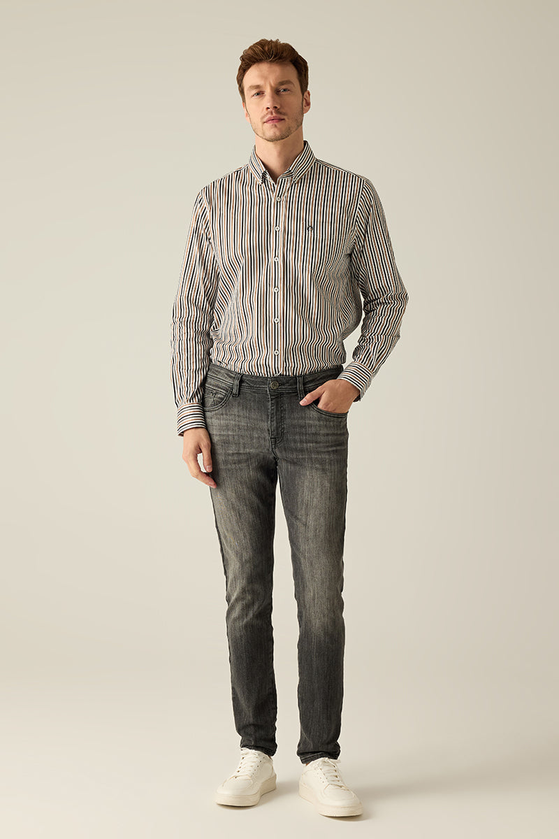 5-Pocket-Hose in Grau mit maskulinem Schnitt und eleganten Nähten – vielseitig und zeitlos.