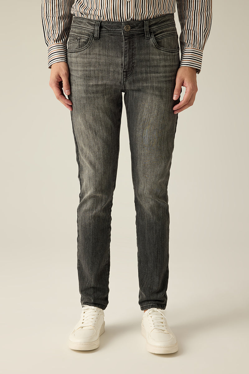 5-Pocket-Hose in Grau mit maskulinem Schnitt und eleganten Nähten – vielseitig und zeitlos.