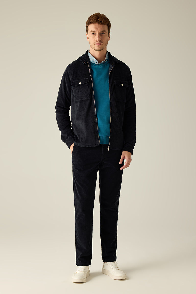Overshirt aus hochwertigem Cord in Navy mit Hemdkragen, Brusttaschen & Reißverschluss.