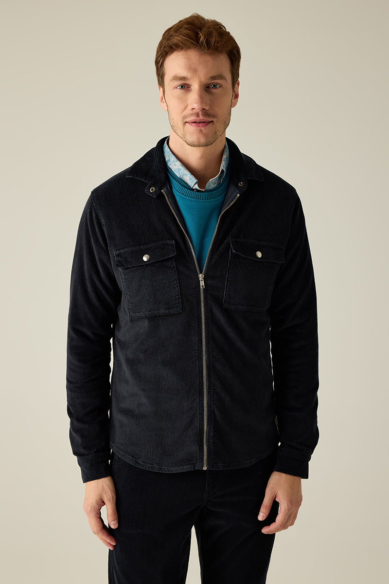 Overshirt aus hochwertigem Cord in Navy mit Hemdkragen, Brusttaschen & Reißverschluss.