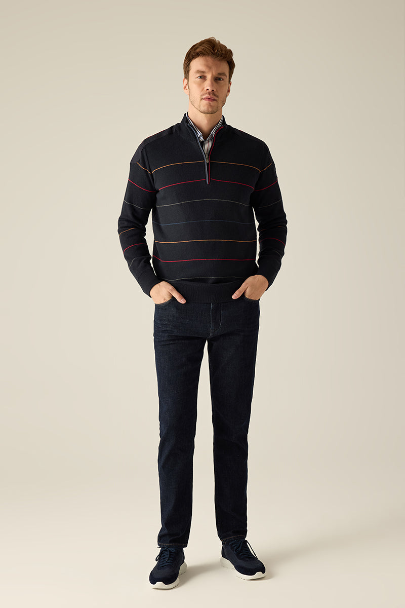 Feinstrickpullover mit Stand-up-Collar, Ringelstreifen & kontrastiertem Reißverschluss-Piping.