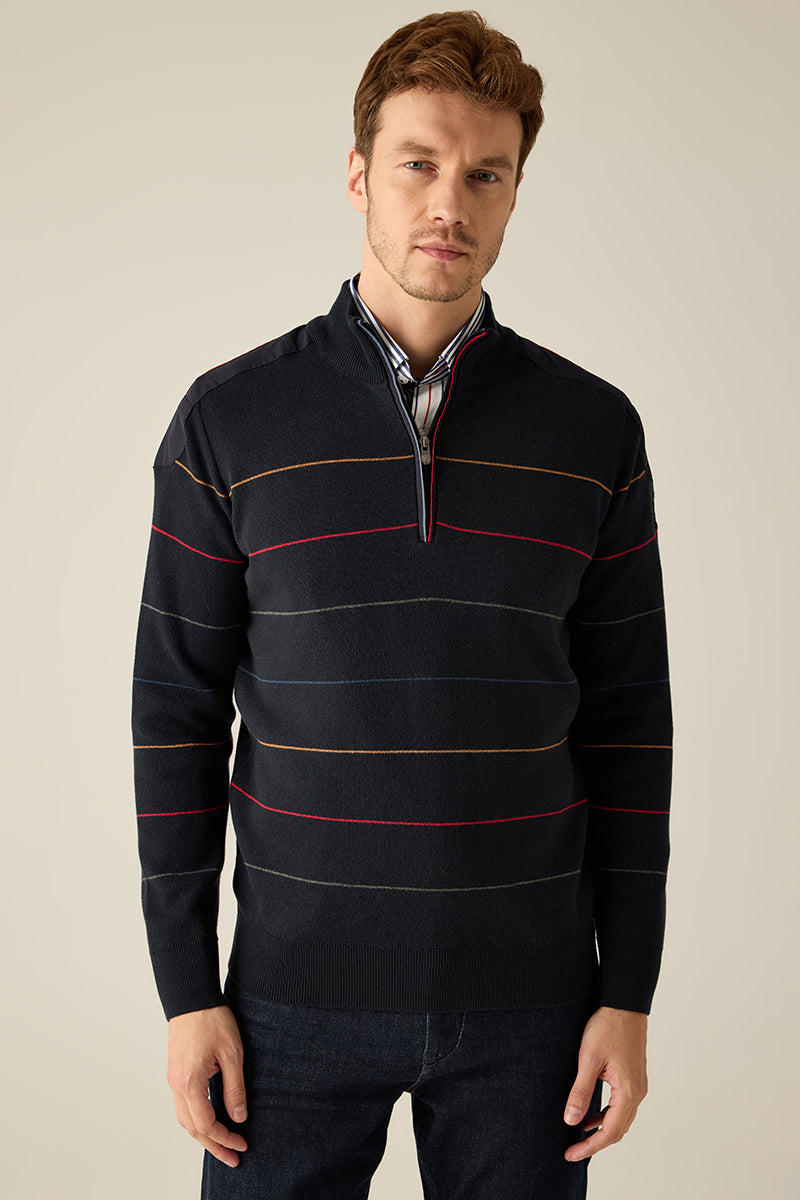 Feinstrickpullover mit Stand-up-Collar, Ringelstreifen & kontrastiertem Reißverschluss-Piping.