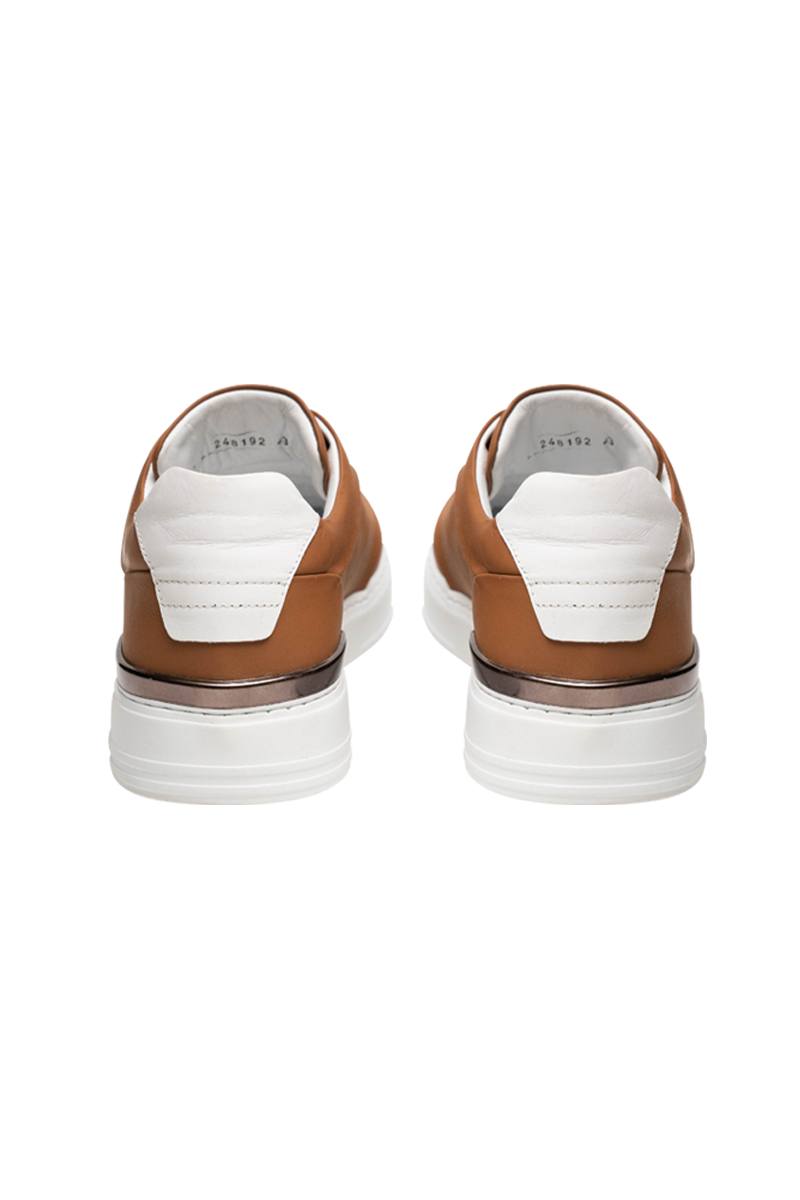 Sneaker aus Leder mit verdeckter Schnürung.
