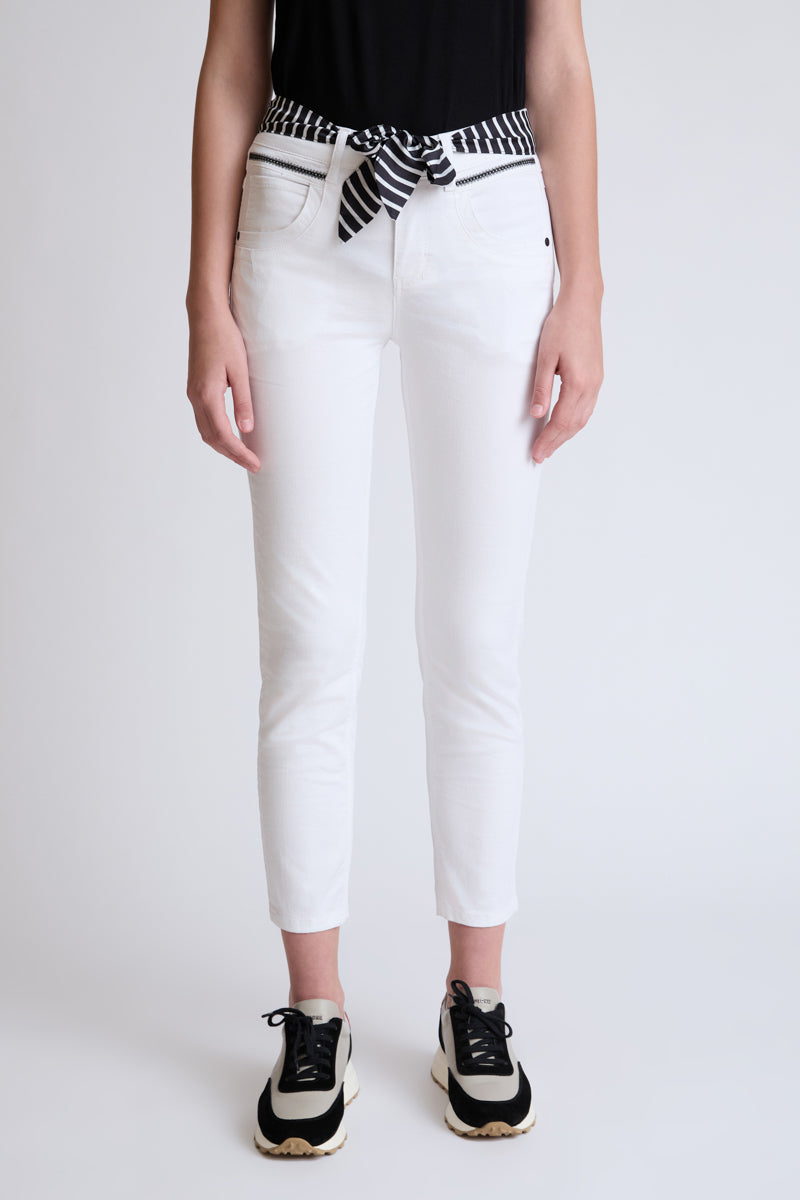 Skinny‑Jeans aus Baumwoll‑Mix mit Stickerei und Bindegürtel
