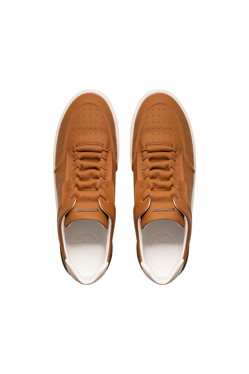 Sneaker aus Leder mit verdeckter Schnürung.