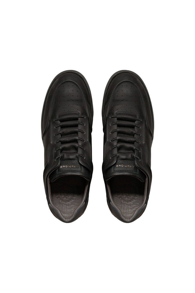 Sneaker aus Leder mit verdeckter Schnürung.