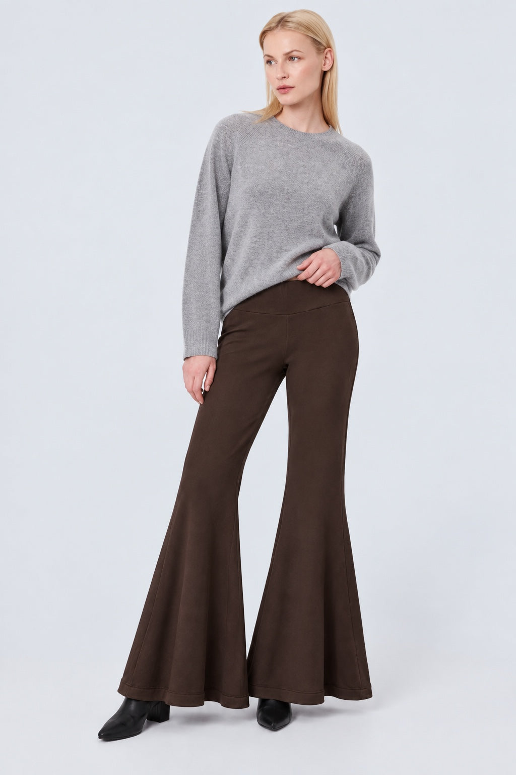 Sweat‑Hose aus Viskose‑Elasthan mit weitem Bein in brown