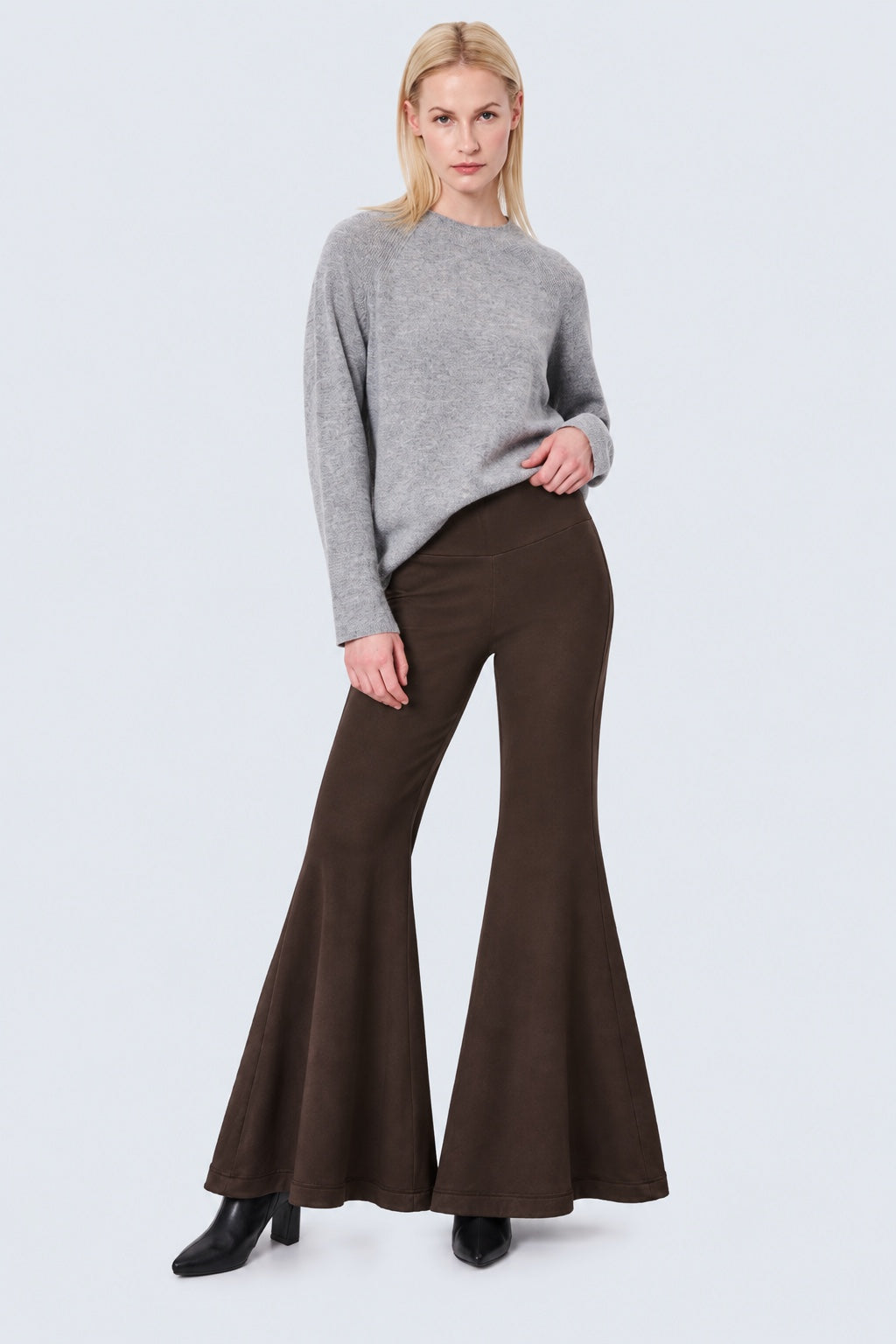 Sweat‑Hose aus Viskose‑Elasthan mit weitem Bein in brown, Ansicht 2