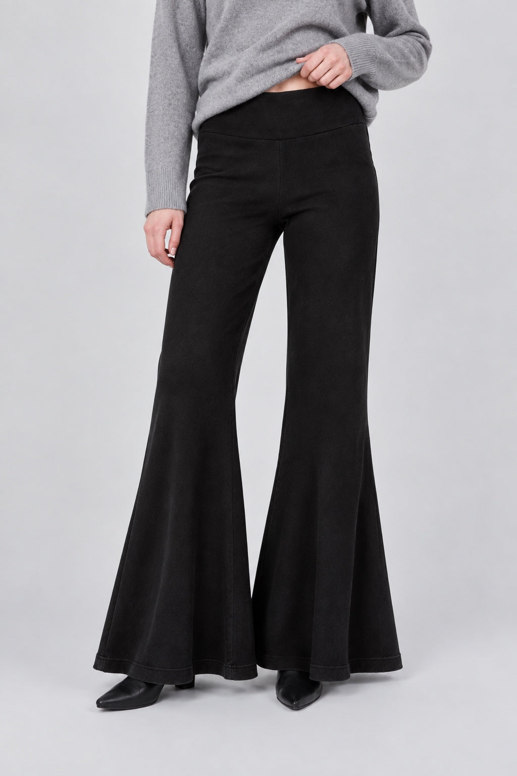 Sweat‑Hose aus Viskose‑Elasthan mit weitem Bein in black