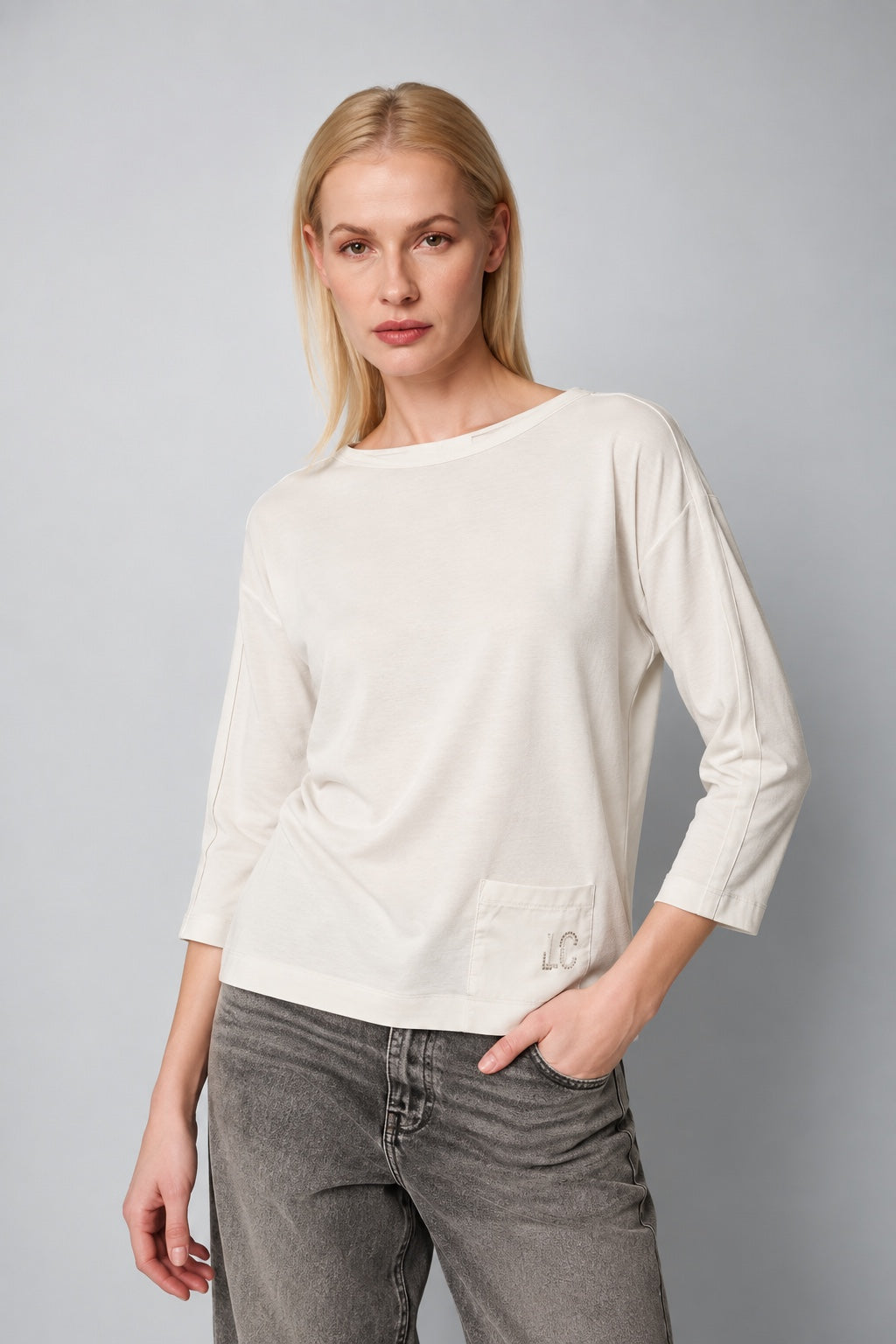 T‑Shirt aus Baumwoll‑Elasthan mit 3/4‑Arm und Logo‑Detail in off white