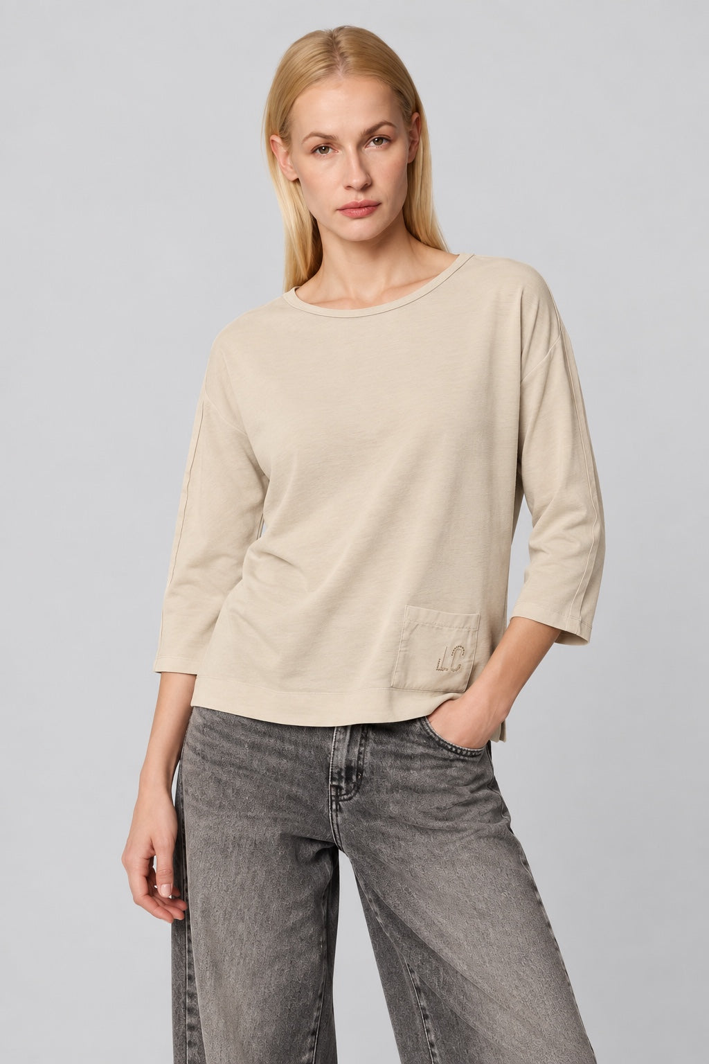 T‑Shirt aus Baumwoll‑Elasthan mit 3/4‑Arm und Logo‑Detail in beige