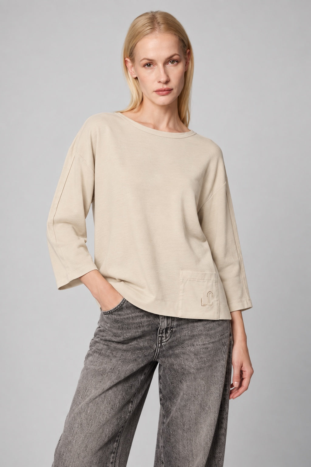 T‑Shirt aus Baumwoll‑Elasthan mit 3/4‑Arm und Logo‑Detail in beige, Ansicht 3