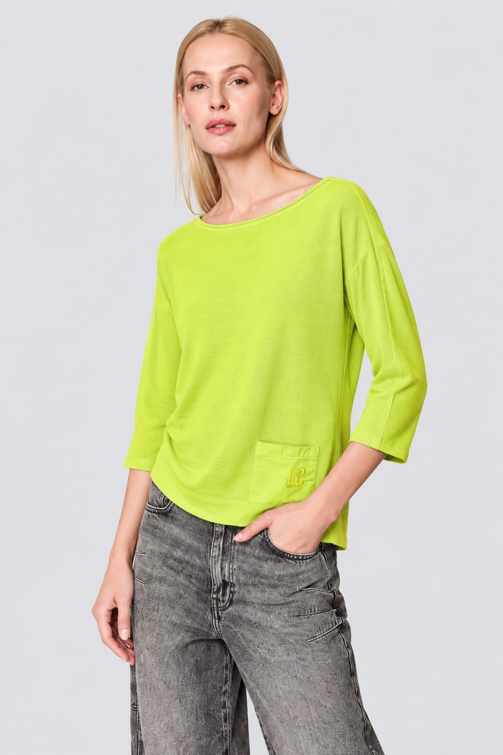 T‑Shirt aus Baumwoll‑Elasthan mit 3/4‑Arm und Logo‑Detail in green glow, Ansicht 2