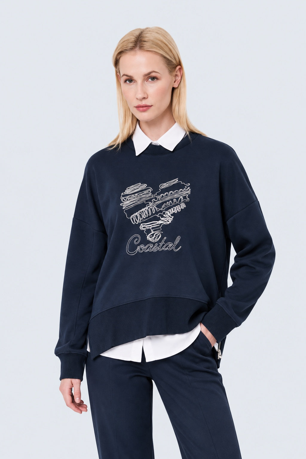Sweatshirt aus Baumwolle‑Modal‑Mix mit Strassmotiv in navy