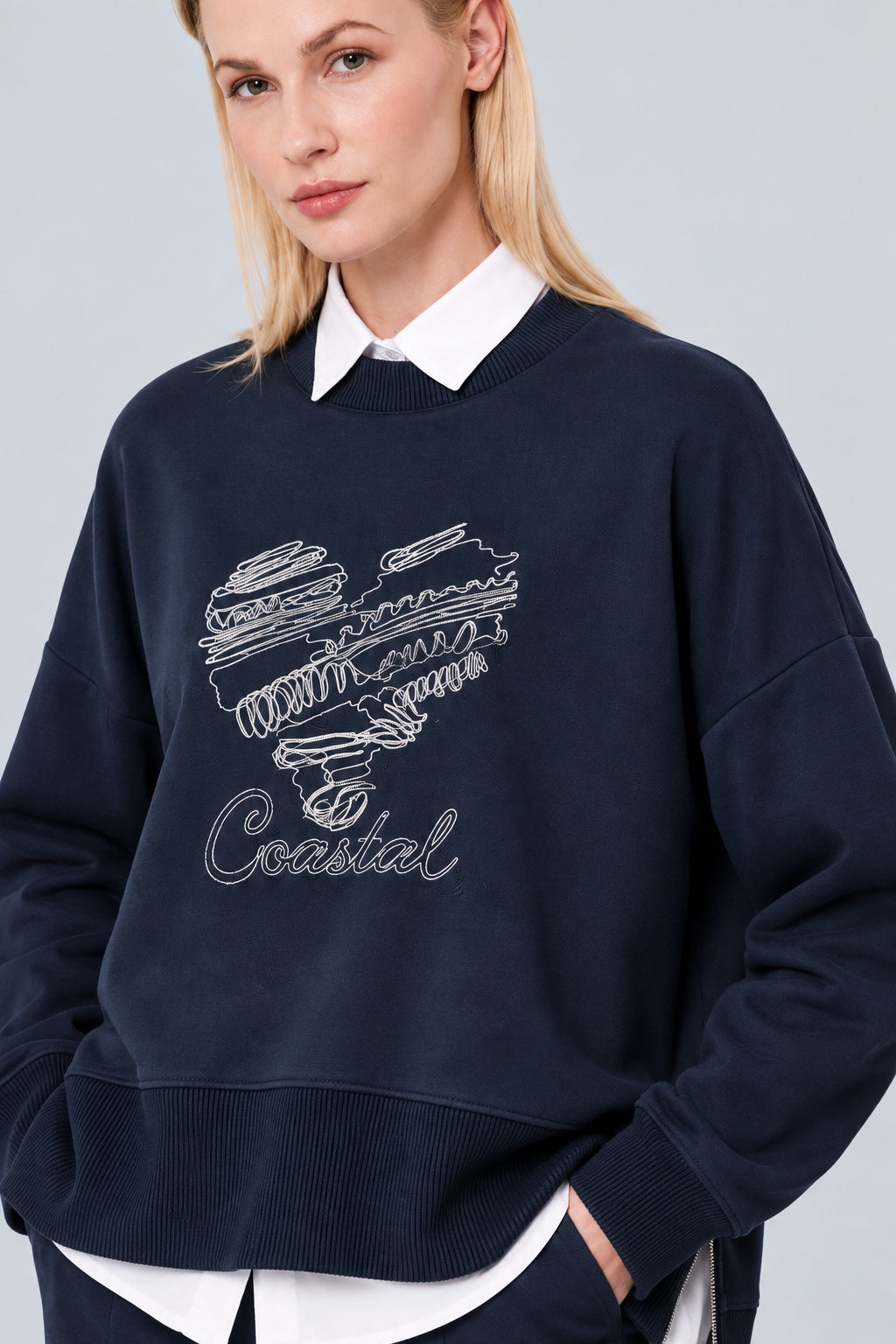 Sweatshirt aus Baumwolle‑Modal‑Mix mit Strassmotiv in navy, Ansicht 3