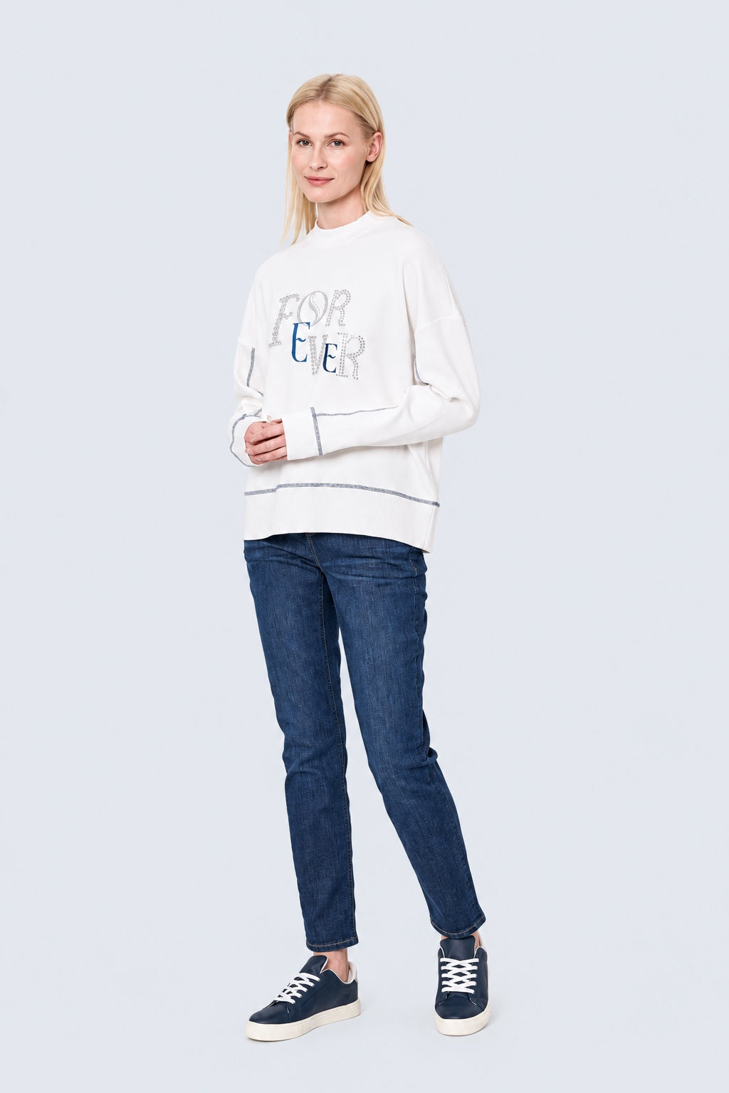 Sweatshirt aus Baumwolle-Modal-Mix mit Strass-Schriftzug und Stehkragen in off white