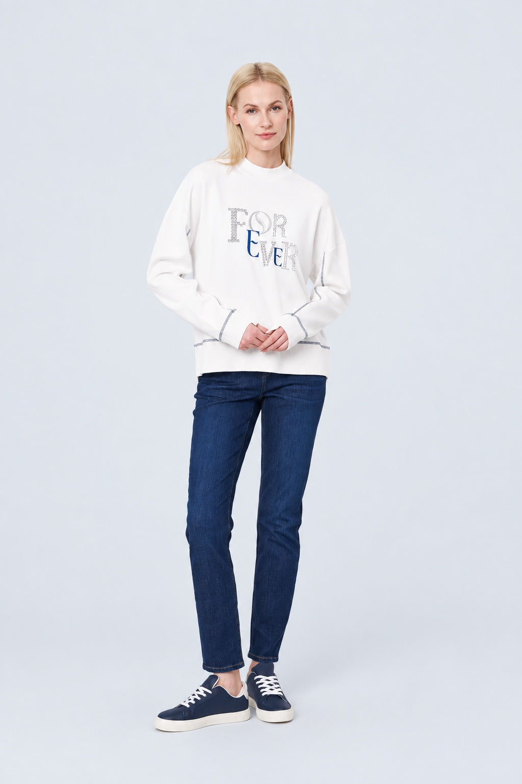Sweatshirt aus Baumwolle-Modal-Mix mit Strass-Schriftzug und Stehkragen in off white, Ansicht 2