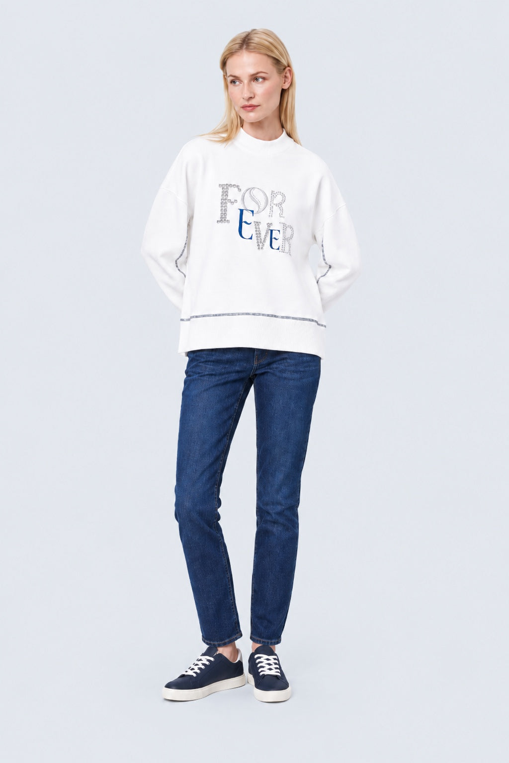 Sweatshirt aus Baumwolle-Modal-Mix mit Strass-Schriftzug und Stehkragen in off white, Ansicht 3