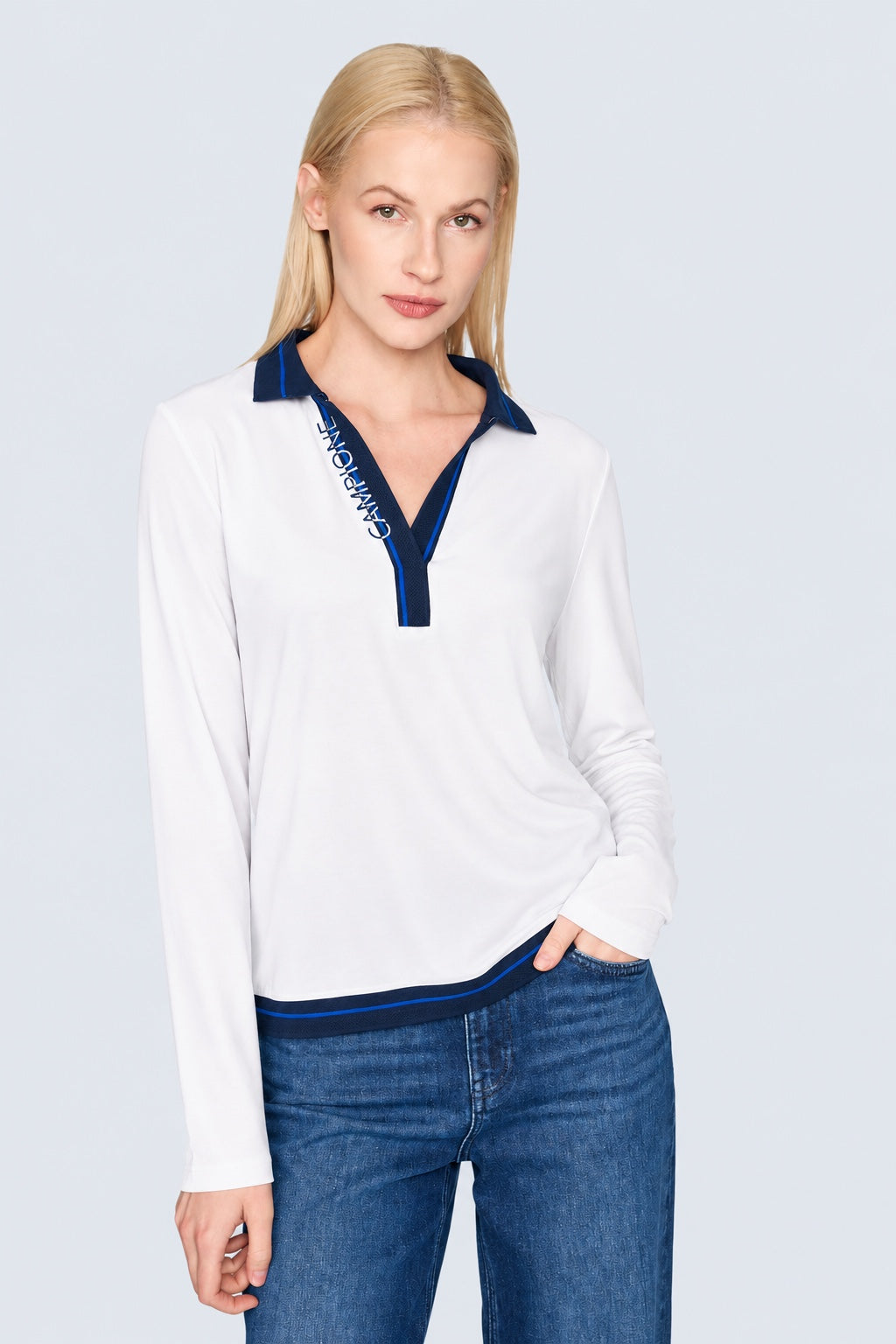 Polo-Shirt aus Viskose-Stretch mit Logo-Kontrastblende in off white, Ansicht 3