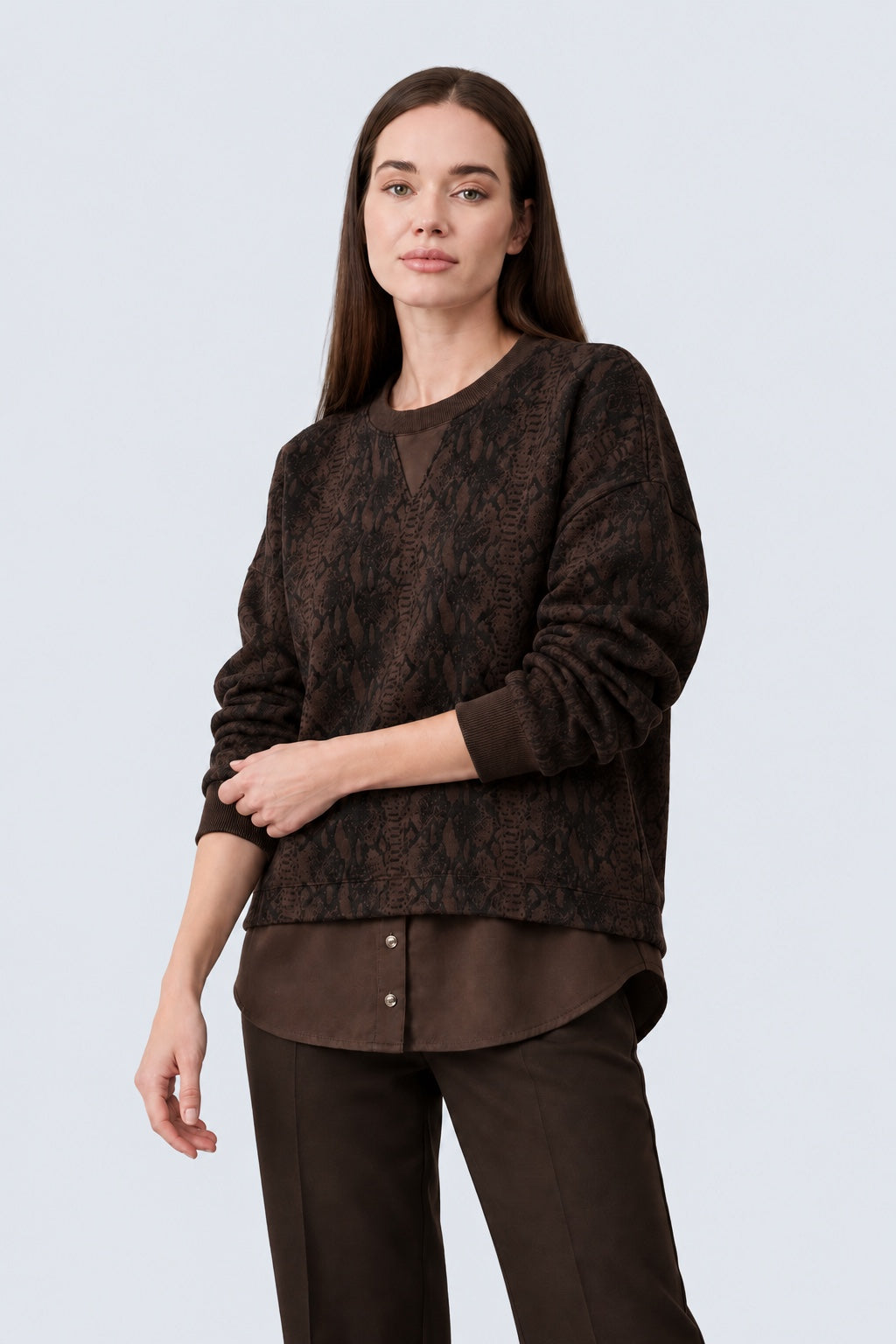 Sweatshirt aus Viskose‑Mix mit Schlangenmuster und Blusen‑Einsatz am Saum in brown combi 1, Ansicht 2