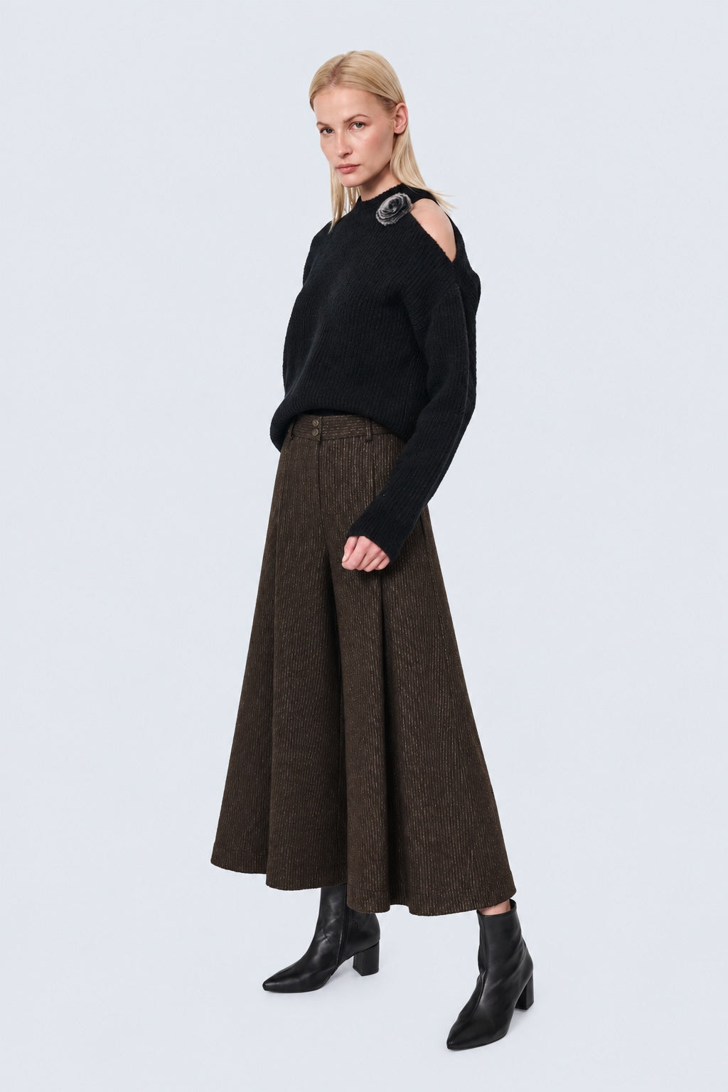 Culotte aus Polyester-Viskose-Mix mit Nadelstreifen und Bundfalten in brown, Ansicht 2