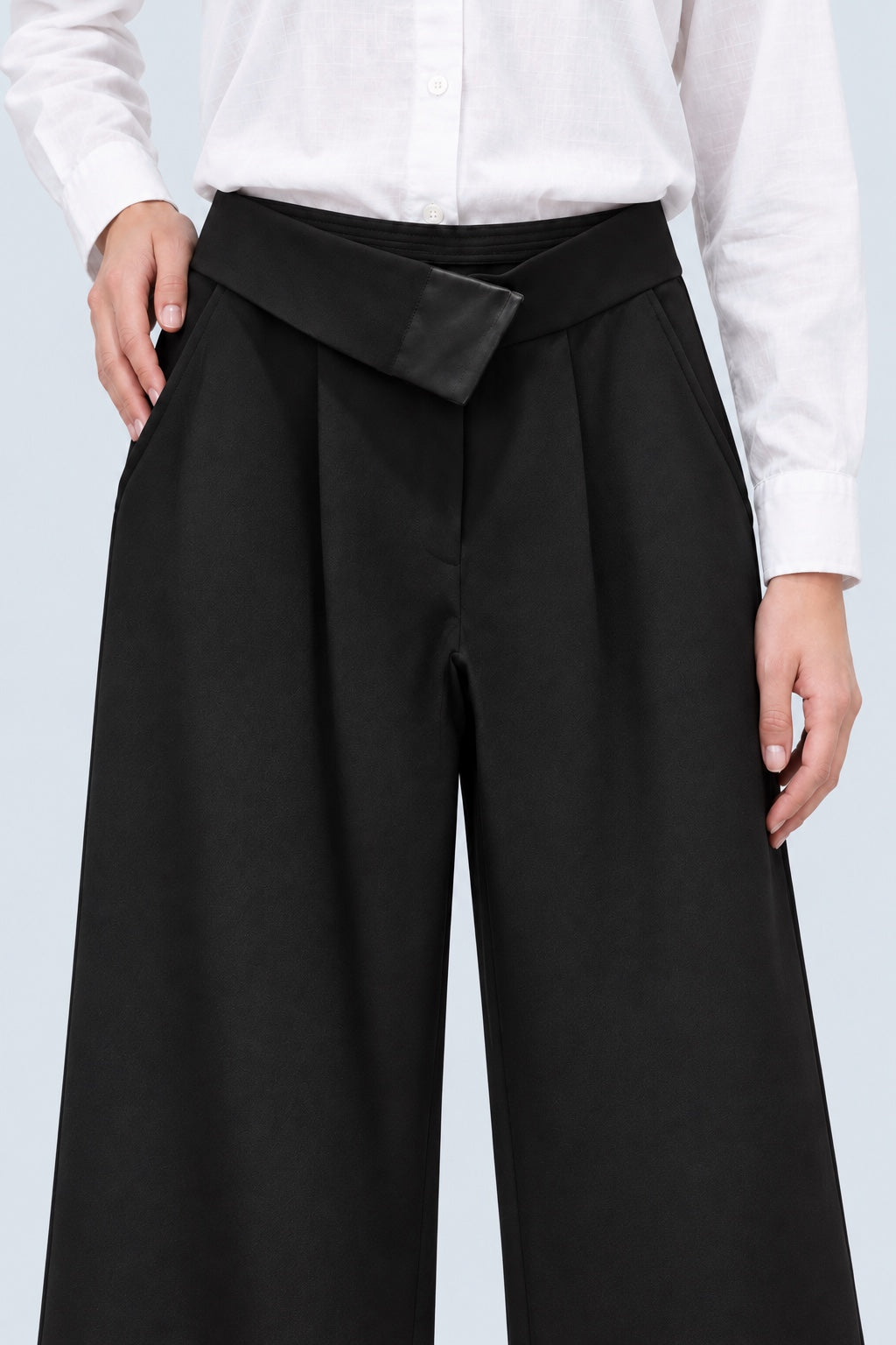 Weit geschnittene Hose mit asymmetrischem Wickelbund in black, Ansicht 3