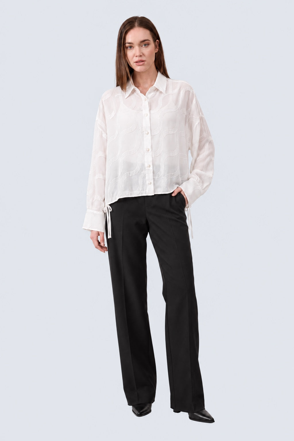Transparente Bluse aus Viskose‑Mix mit Wellen‑Jacquard und Tunnelzug in off white