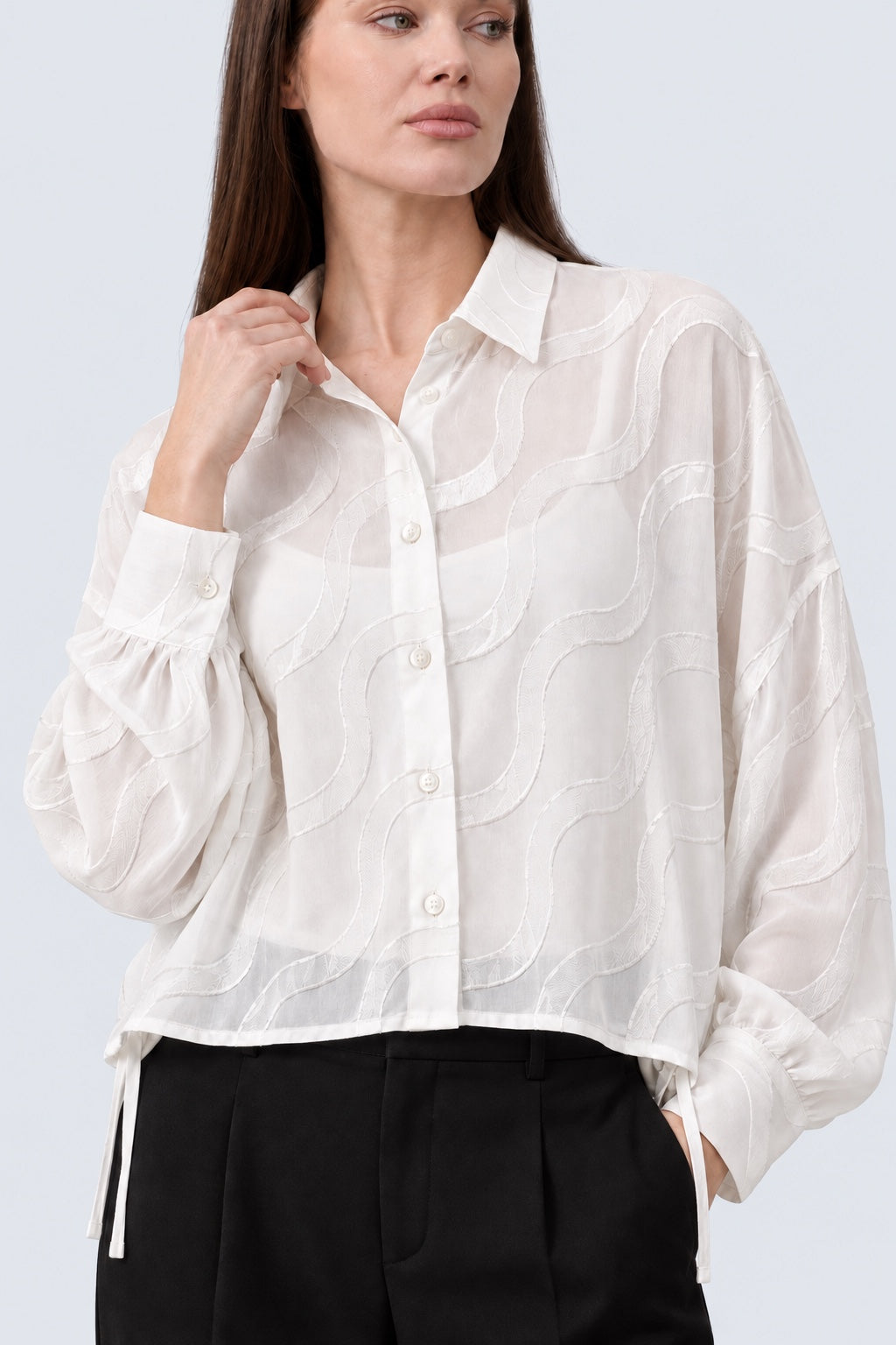 Transparente Bluse aus Viskose‑Mix mit Wellen‑Jacquard und Tunnelzug in off white, Ansicht 3