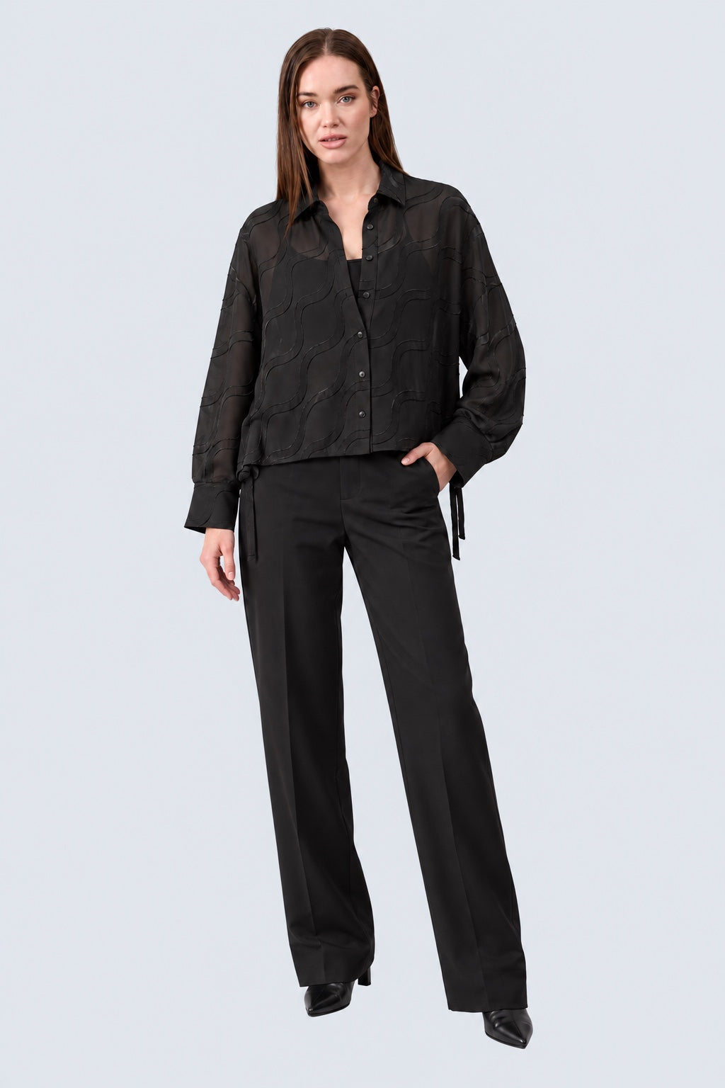 Transparente Bluse aus Viskose‑Mix mit Wellen‑Jacquard und Tunnelzug in black